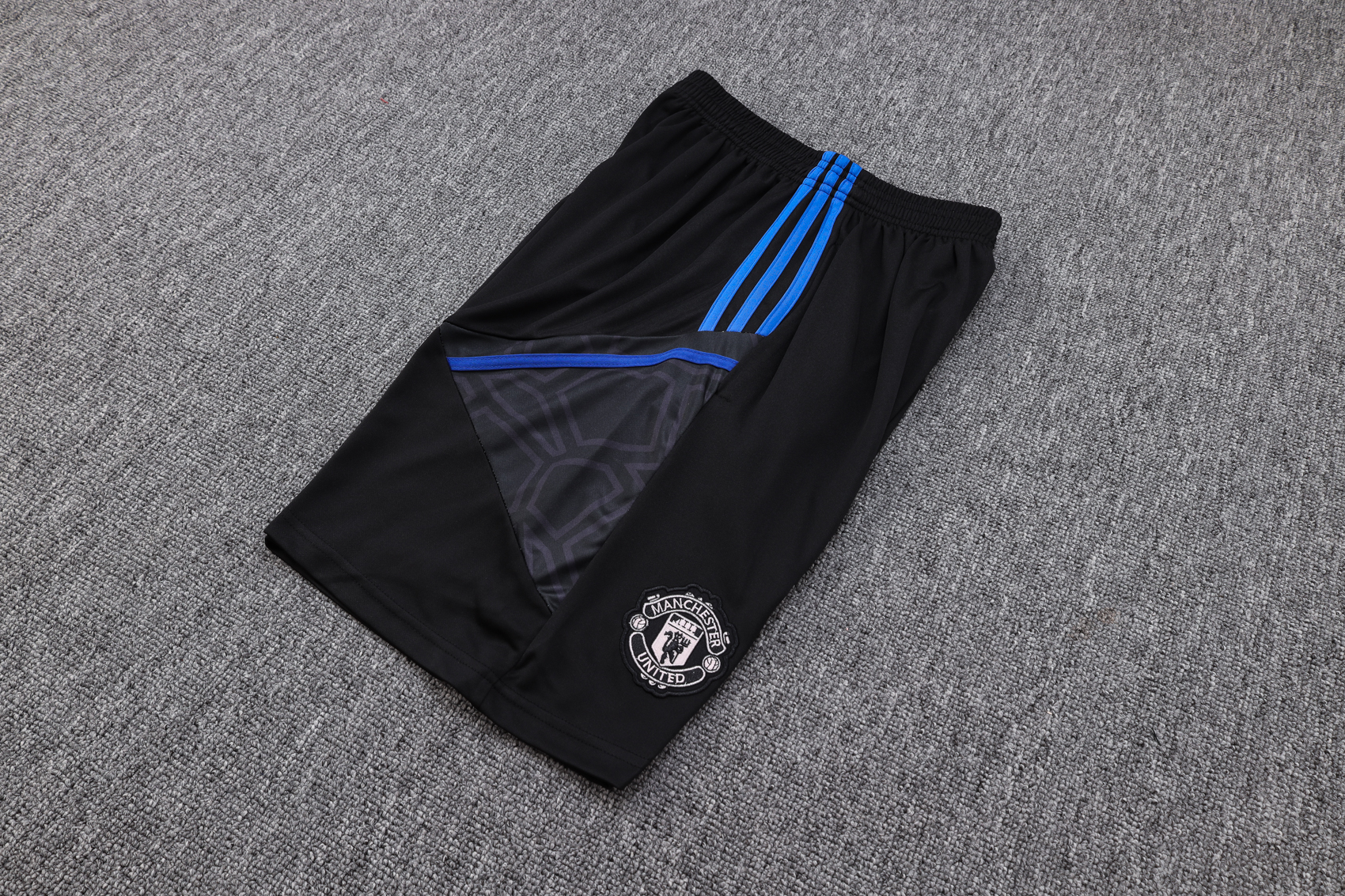 23-24 Manchester United Pink Player Vest Training Set